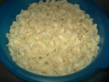 Schlemmerfilet auf Bandnudeln in Tomatensauce - Rezept