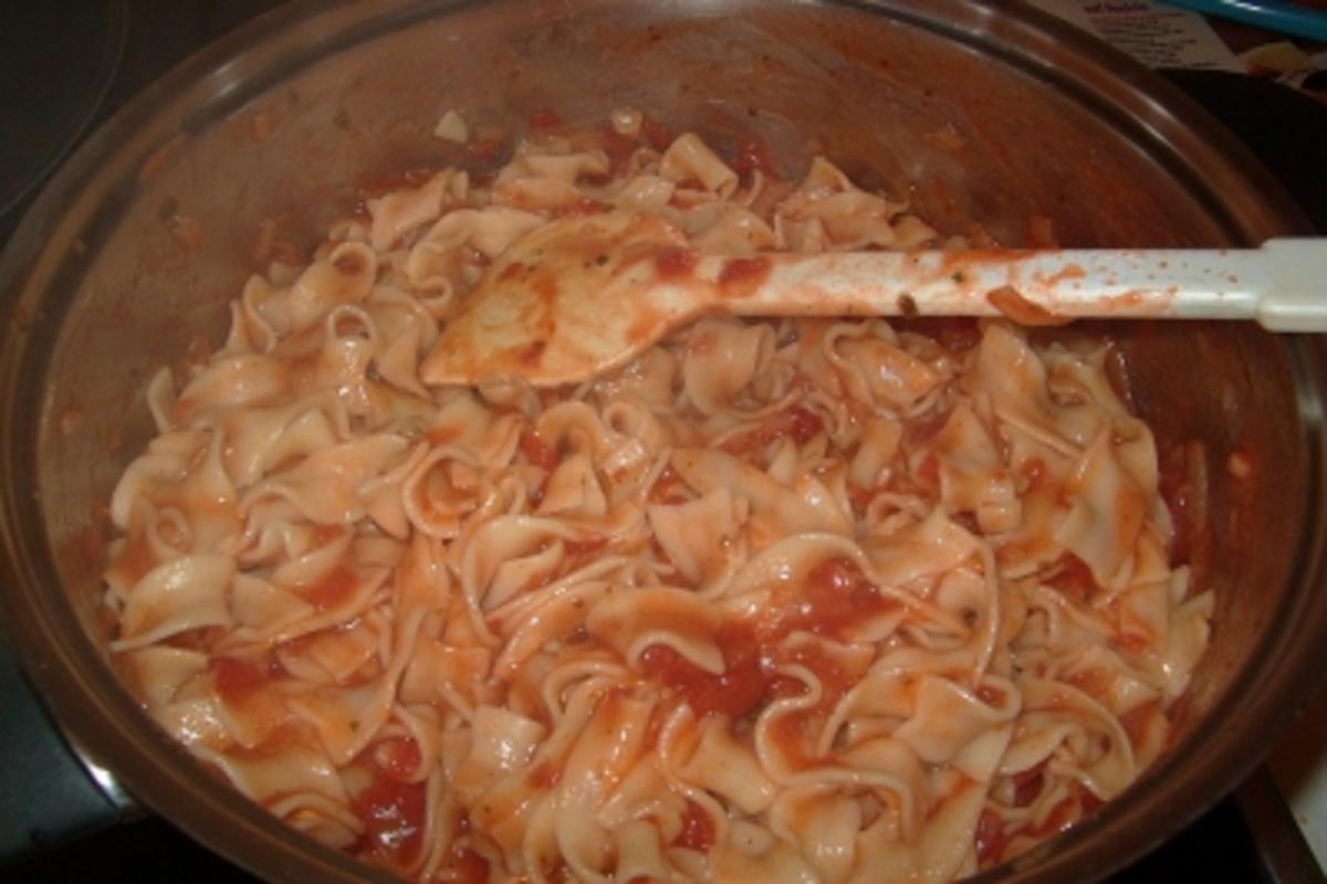 Schlemmerfilet auf Bandnudeln in Tomatensauce - Rezept