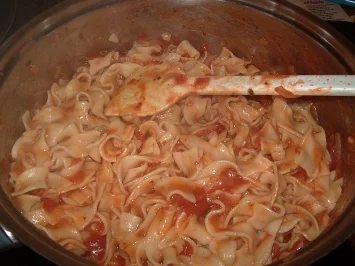 Schlemmerfilet auf Bandnudeln in Tomatensauce - Rezept