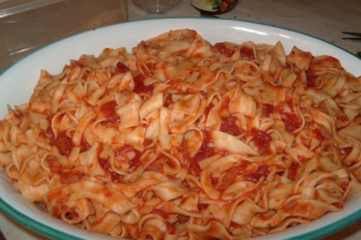 Schlemmerfilet auf Bandnudeln in Tomatensauce - Rezept