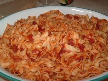 Schlemmerfilet auf Bandnudeln in Tomatensauce - Rezept