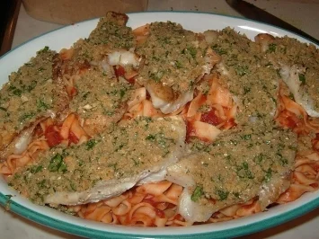 Schlemmerfilet auf Bandnudeln in Tomatensauce - Rezept