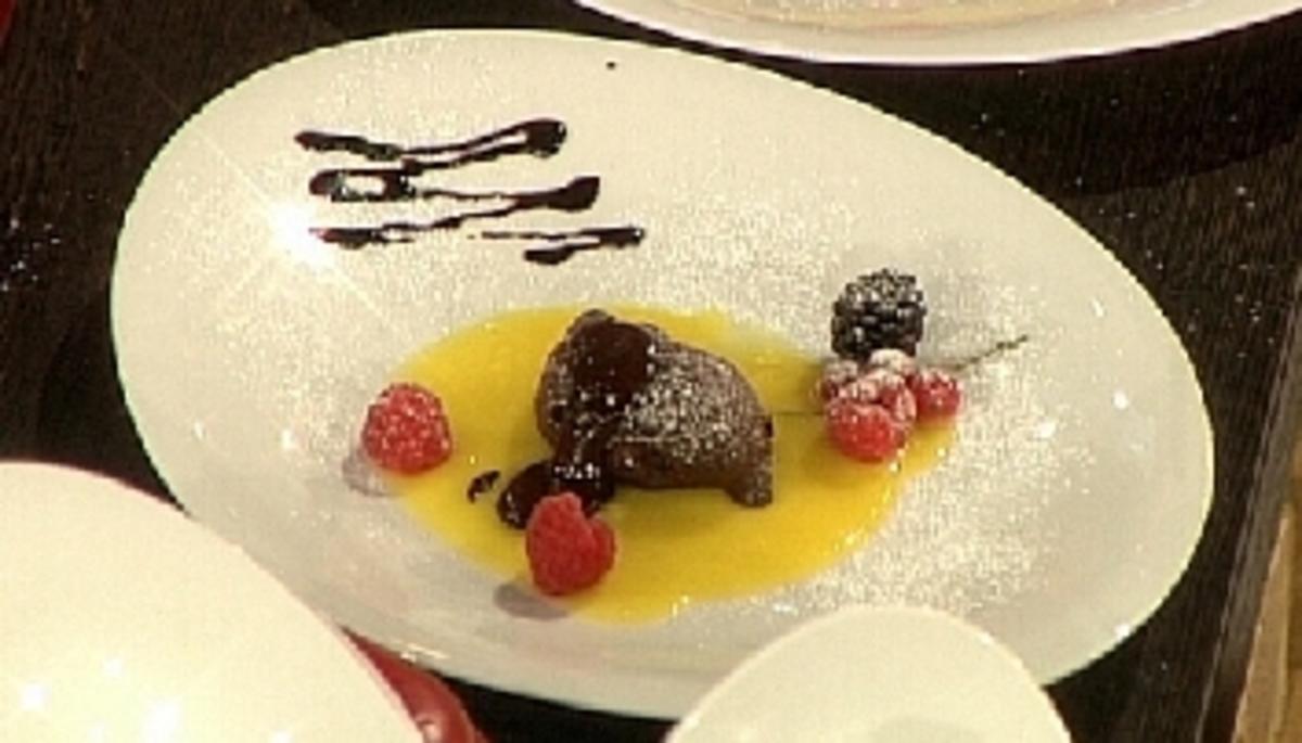 Schokoladenkrapfen mit Himbeeren auf Fruchtspiegel - Rezept