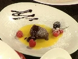 Rezept: Schokoladenkrapfen mit Himbeeren auf Fruchtspiegel Schokoladenkrapfen mit Himbeeren auf Fruchtspiegel - Rezept