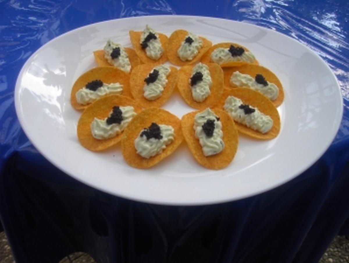 Kaviarcreme auf Kartoffelchips - Rezept