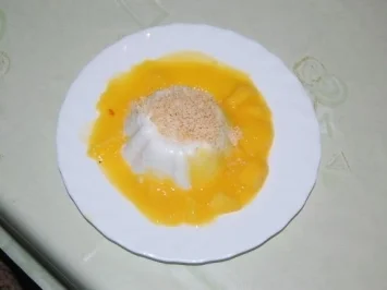 Rezept: Kokos-Mousse mit Mangosoße Kokos-Mousse mit Mangosoße - Rezept