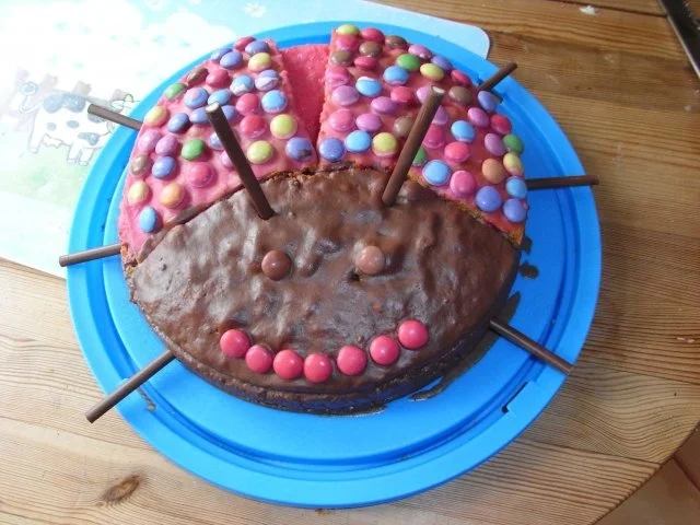 Rezept: Lustige Marienkäfer Torte Bild Nr. 4 Lustige Marienkäfer Torte - Rezept - Bild Nr. 4