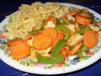 Putenfleisch-Gemüsepfanne mit Nudeln - Rezept