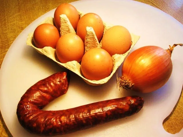 Rezept: Rührei mit Paprikawurst Rührei mit Paprikawurst - Rezept