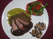 Entenbrust auf Wirsingschaum mit Rucola, Feldsalat und Pilzscheibchen - Rezept