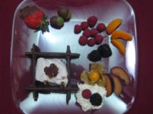 Walnusseis auf Schokostäbchen in Schokoladenschale mit Obst - Rezept