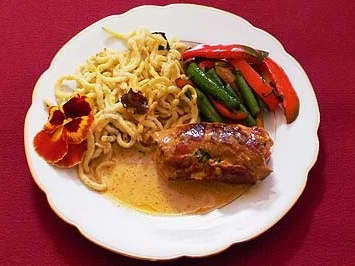 Gekugelte Kalbsblätter mit Trüffelspätzle und Paprikastreifen - Rezept