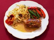 Gekugelte Kalbsblätter mit Trüffelspätzle und Paprikastreifen - Rezept