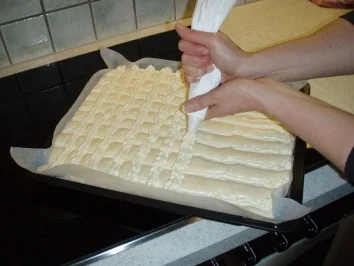 K u. K   HOFTOPFENGITTERKUCHEN - Rezept