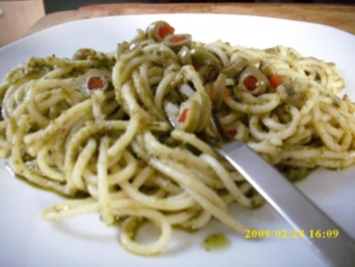 Pesto mit Pasta und grünen Oliven - Rezept