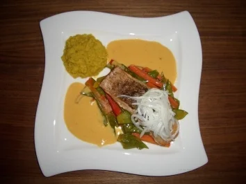 Rezept: Garam Masala Lachs mit Kokos-Curry-Butter an Sojagemüse und Kurkuma-Linsen Garam Masala Lachs mit Kokos-Curry-Butter an Sojagemüse und Kurkuma-Linsen - Rezept