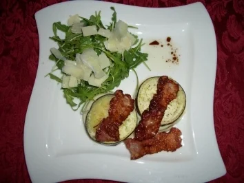 Aubergine-Mozzarella-Tomate Türmchen an Rucola - Rezept