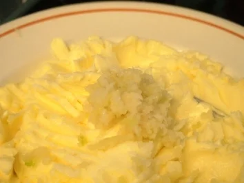 Rezept: Karins Knobi-Butter Bild Nr. 2 Karins Knobi-Butter - Rezept - Bild Nr. 2