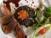 Rezept: Gebratene Entenbrust auf Belugalinsensalat Gebratene Entenbrust auf Belugalinsensalat - Rezept