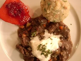 Rezept: Wildgulasch in Zitronenthymiansahne mit Semmelkloß und Preiselbeerbirne Wildgulasch in Zitronenthymiansahne mit Semmelkloß und Preiselbeerbirne - Rezept