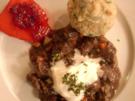 Wildgulasch in Zitronenthymiansahne mit Semmelkloß und Preiselbeerbirne - Rezept
