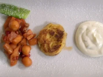 Rezept: Karamellisiertes Hefebrot an sautierten Früchten und Topfencreme mit Rumrosinen Karamellisiertes Hefebrot an sautierten Früchten und Topfencreme mit Rumrosinen - Rezept