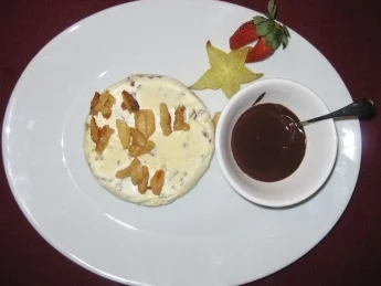 Mascarpone-Parfait mit karamellisierten Mandeln an Schokosoße - Rezept