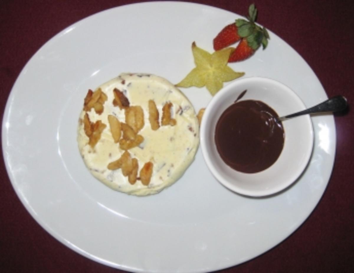 Mascarpone-Parfait mit karamellisierten Mandeln an Schokosoße - Rezept ...