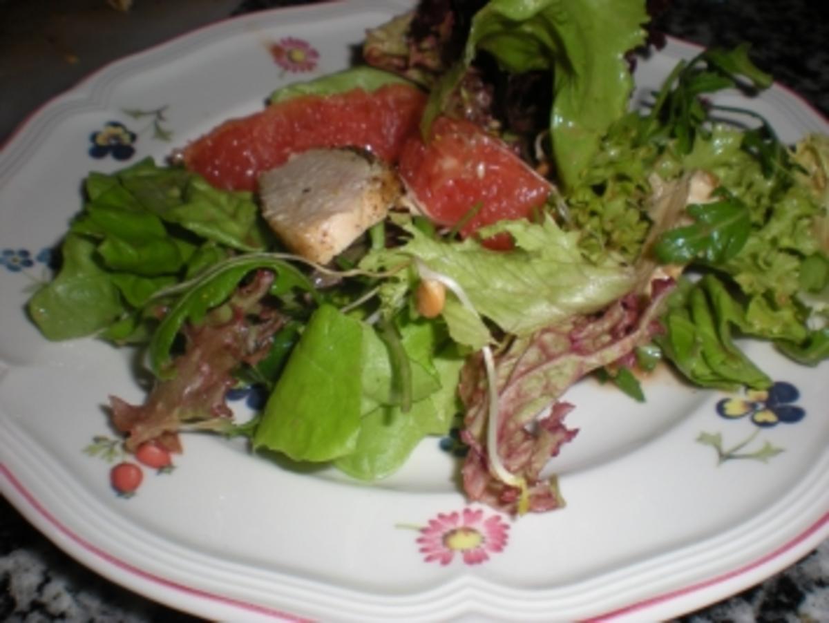 Asiatischer Hähnchensalat mit Pink Grapefruit - Rezept - kochbar.de