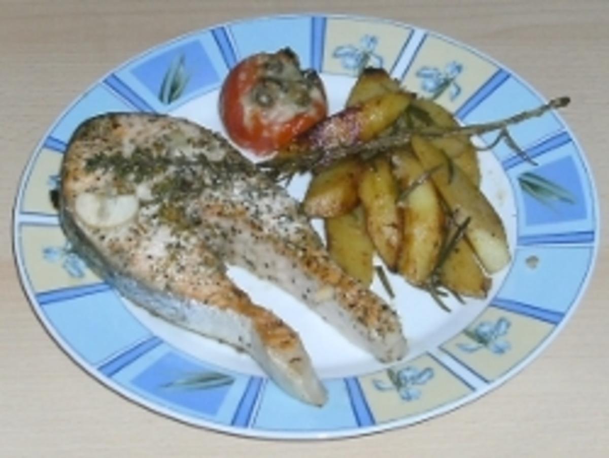 Gegrillter Lachs mit Rosmarinkartoffeln und gergillten Tomaten - Rezept ...