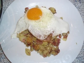 Tiroler Gröstl mit Wurst und Spiegelei - Rezept - Bild Nr. 2