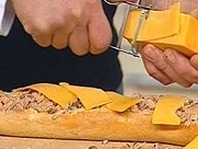 Gefülltes Baguette mit Tunfischsalat, roten Zwiebeln, Kapern und Cheddar - Rezept