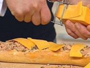 Gefülltes Baguette mit Tunfischsalat, roten Zwiebeln, Kapern und Cheddar - Rezept
