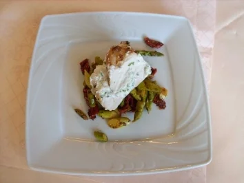 Rezept: Gefüllte Maishuhnbrust mit Ricotta und Estragon an grünem Spargel Gefüllte Maishuhnbrust mit Ricotta und Estragon an grünem Spargel - Rezept