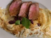 Lammfilet in Crêpe an roter Zwiebel-Minzemarmelade - Rezept