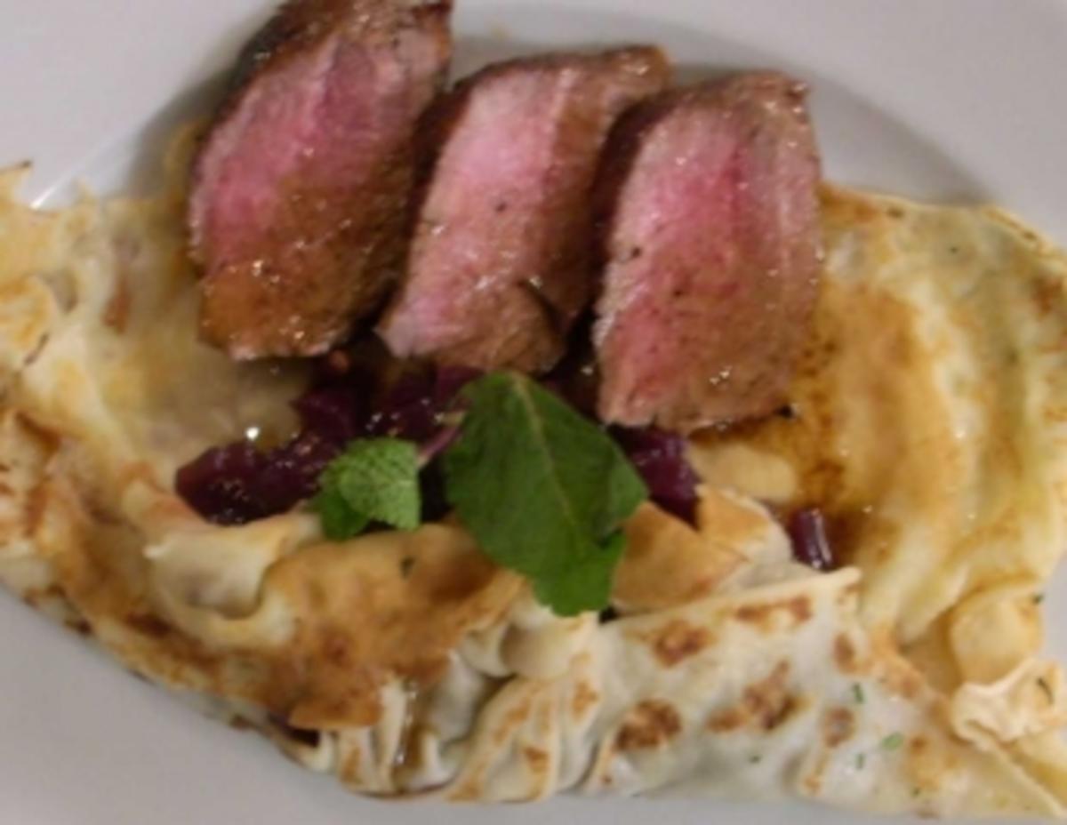 Bilder für Lammfilet in Crêpe an roter Zwiebel-Minzemarmelade - Rezept