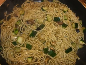 Rezept: Spaghetti mit Gemüse u.Pesto Spaghetti mit Gemüse u.Pesto - Rezept