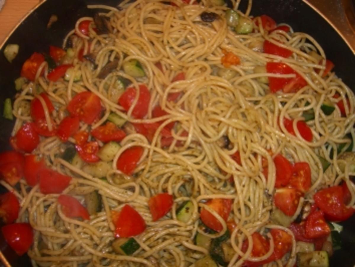 Spaghetti mit Gemüse u.Pesto - Rezept
