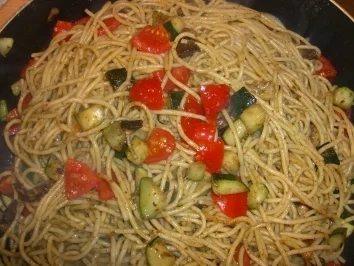 Rezept: Spaghetti mit Gemüse u.Pesto Spaghetti mit Gemüse u.Pesto - Rezept
