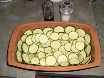 Rezept: Hähnchenschenkel mit Zucchini Hähnchenschenkel mit Zucchini - Rezept