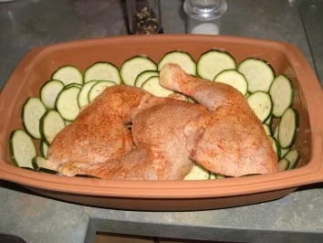 Rezept: Hähnchenschenkel mit Zucchini Hähnchenschenkel mit Zucchini - Rezept
