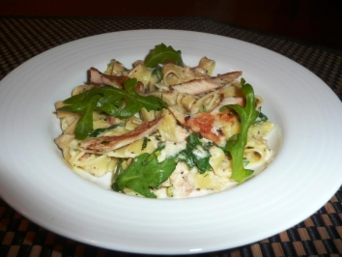 Tagliatelle mit Räucherforelle und Rucola an Honig-Sahnesoße - Rezept ...