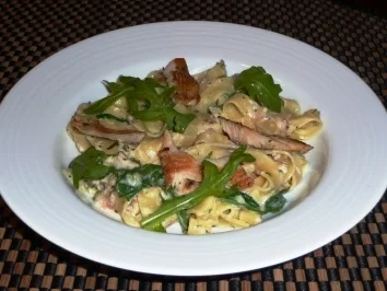 Tagliatelle mit Räucherforelle und Rucola an Honig-Sahnesoße - Rezept