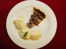 Zwetschgenkuchen mit Sahne und Vanilleeis (Christian Kohlunds) - Rezept