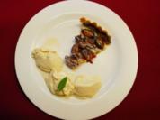 Zwetschgenkuchen mit Sahne und Vanilleeis (Christian Kohlunds) - Rezept
