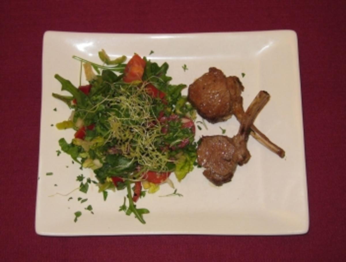 Grüner Salat mit Minze und Lambchops - Rezept