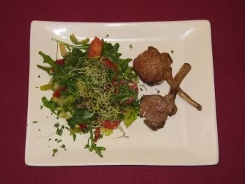 Grüner Salat mit Minze und Lambchops - Rezept