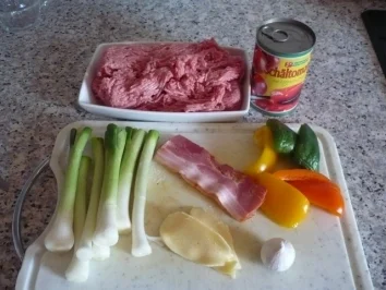 Pikante Cevapcici mit Zwiebelsoße und Tomatenreis - Rezept