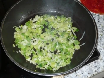 Pikante Cevapcici mit Zwiebelsoße und Tomatenreis - Rezept