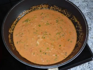 Pikante Cevapcici mit Zwiebelsoße und Tomatenreis - Rezept